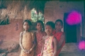 4.3-1984-Orissa-98-niñas-in-village0001
